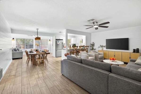 Smart TV, offices - Lantana Cabana (Cleawater)