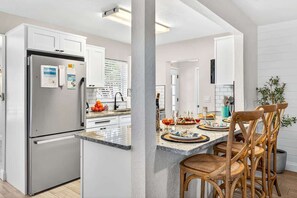 Fridge, microwave, oven, stovetop - Lantana Cabana (Cleawater)