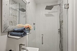 Bathtub, hair dryer, towels, soap - World Cup 2026 Group Home - 25 Minutes to Stadium, 6 Bedrooms, Sleeps 13+ (Decatur)