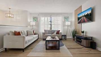 TV connectée, cheminée, Netflix, table de tennis de table