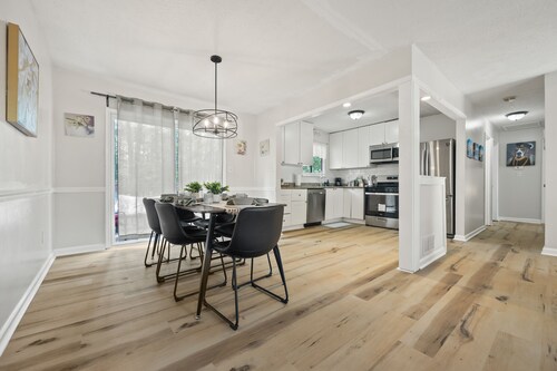 6BDR SLEEP12 Decatur Home 18 min from city!