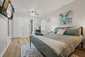 5 bedrooms, desk, iron/ironing board, travel cot