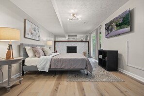 5 chambres, bureau, fer et planche à repasser, lit parapluie