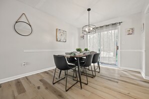 Dining - World Cup 2026 Group Home - 25 Minutes to Stadium, 6 Bedrooms, Sleeps 13+ (Decatur)
