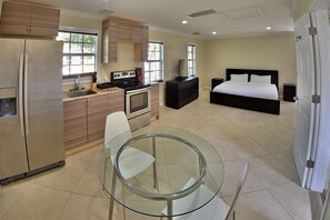 8 habitaciones, escritorio y tabla de planchar con plancha 