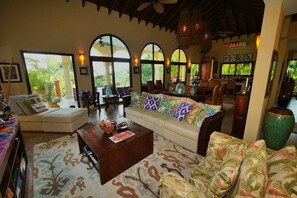 TV - Spectacular Hilltop Rental for 6 w/ Private Beach, Mountain & Sea Views. (Roatan)