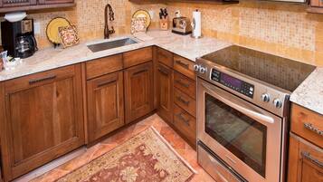 Een koelkast, een magnetron, een oven, een vaatwasser