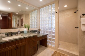 Shower, hair dryer, towels, shampoo - Amazing Mauna Lani Point, ocean & Mountain views! (Kamuela)