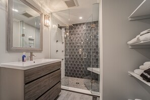 Douche, sèche-cheveux, serviettes fournies, savon
