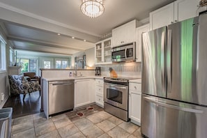 Full kitchen with fridge, stove, dishwasher, microwave, drip coffee maker - La Vignette - NOTL