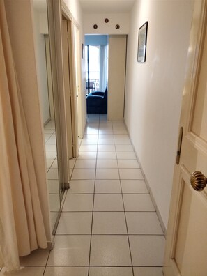 Interior - Large studio with loggia on the seafront in Théoule-sur-Mer. Exceptional view. (Théoule-sur-Mer)