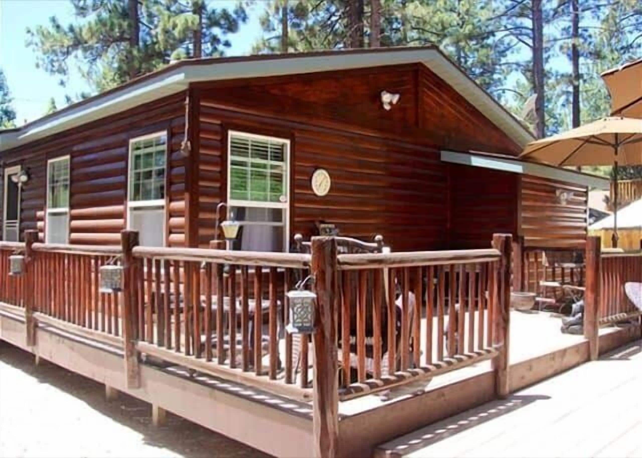 Eine Holzhütte mit Veranda, Fenster und Tür.