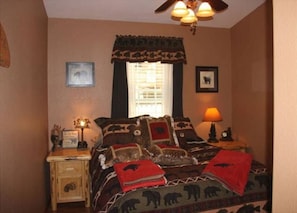 3 bedrooms, travel cot, free WiFi, bed sheets - Meadow Retreat- Immaculate Log Style Cabin with Outdoor Spa! (Big Bear City)