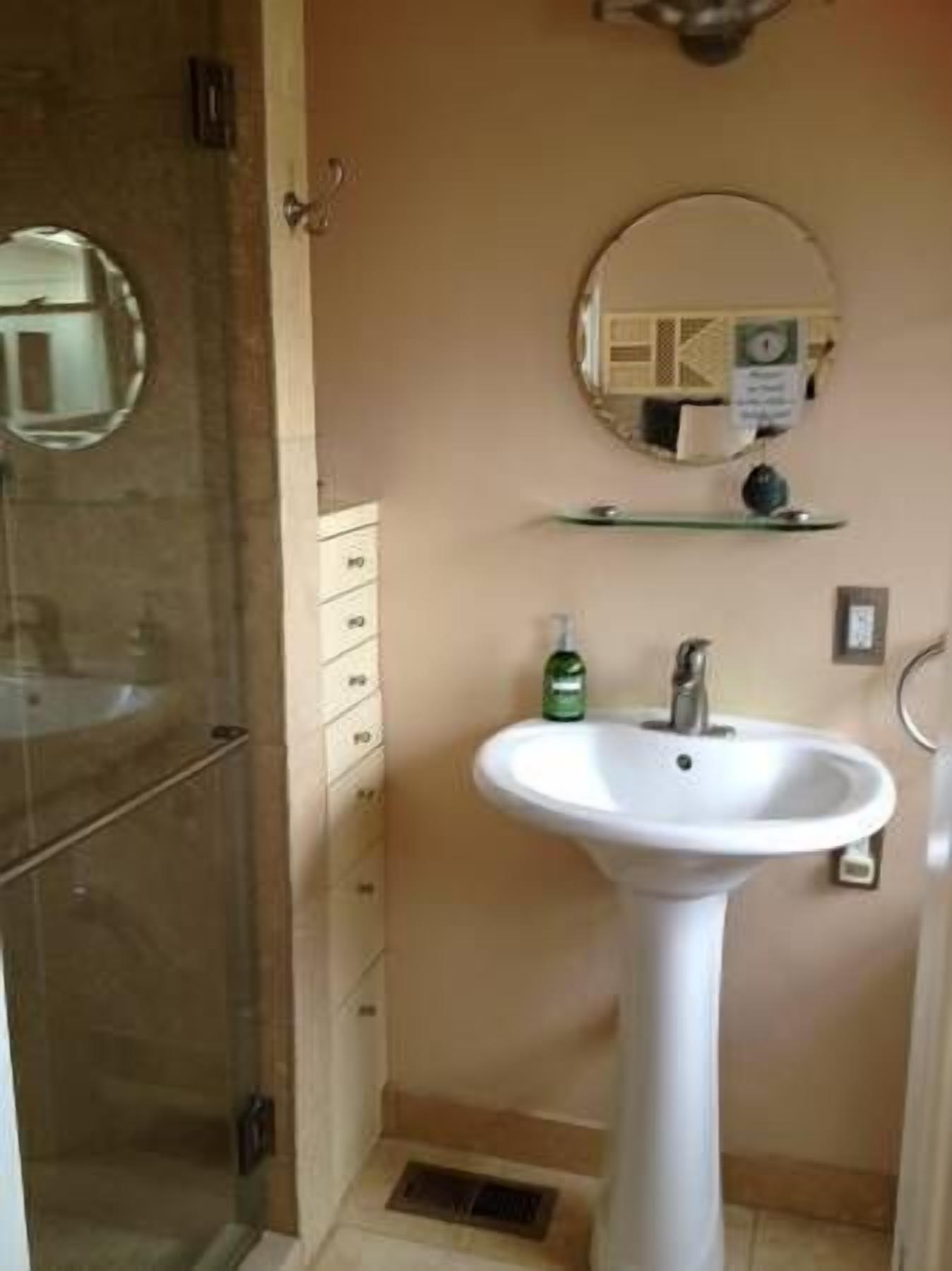 BEACH-HIKE-GOLF Sparkling Clean Sunny Private Studio