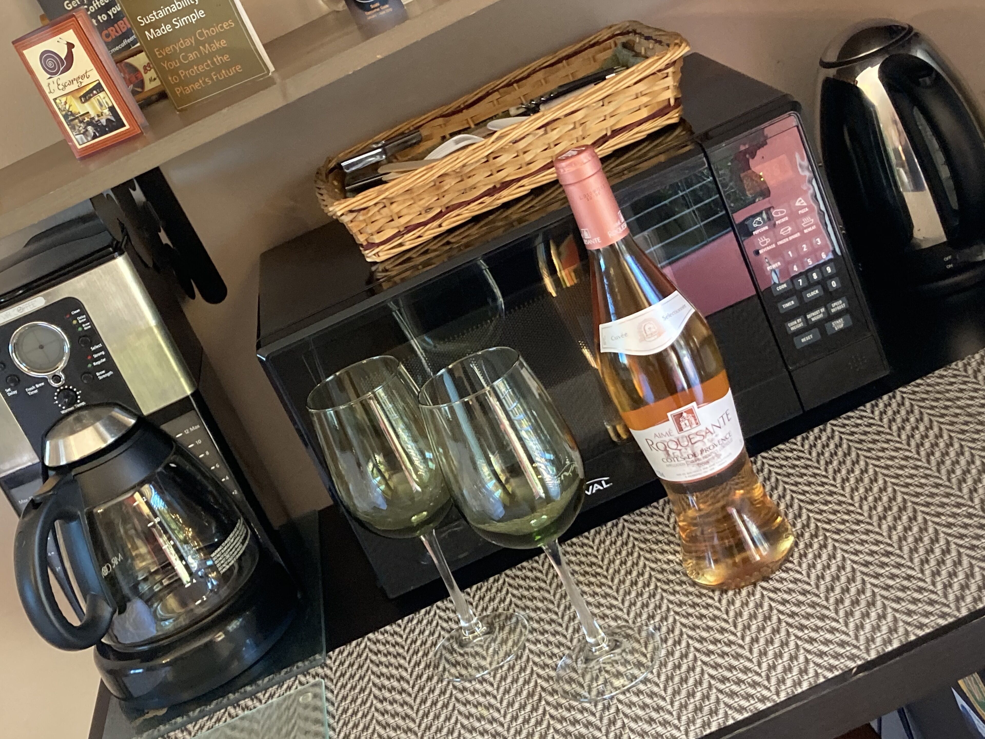 BEACH-HIKE-GOLF Sparkling Clean Sunny Private Studio