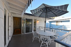 Enjoy a balcony with a table and chairs, perfect for outdoor dining and relaxation.