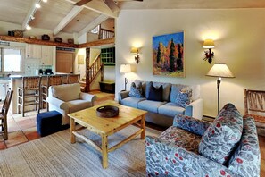 TV, fireplace, DVD player, table tennis - 🌲Timberline A3E Deluxe 2-Bedroom + Loft ~ 2/bath ~Hot Tub~Pool~WiFi~Ski-in/out~Local Shuttle🌲 (Snowmass Village)