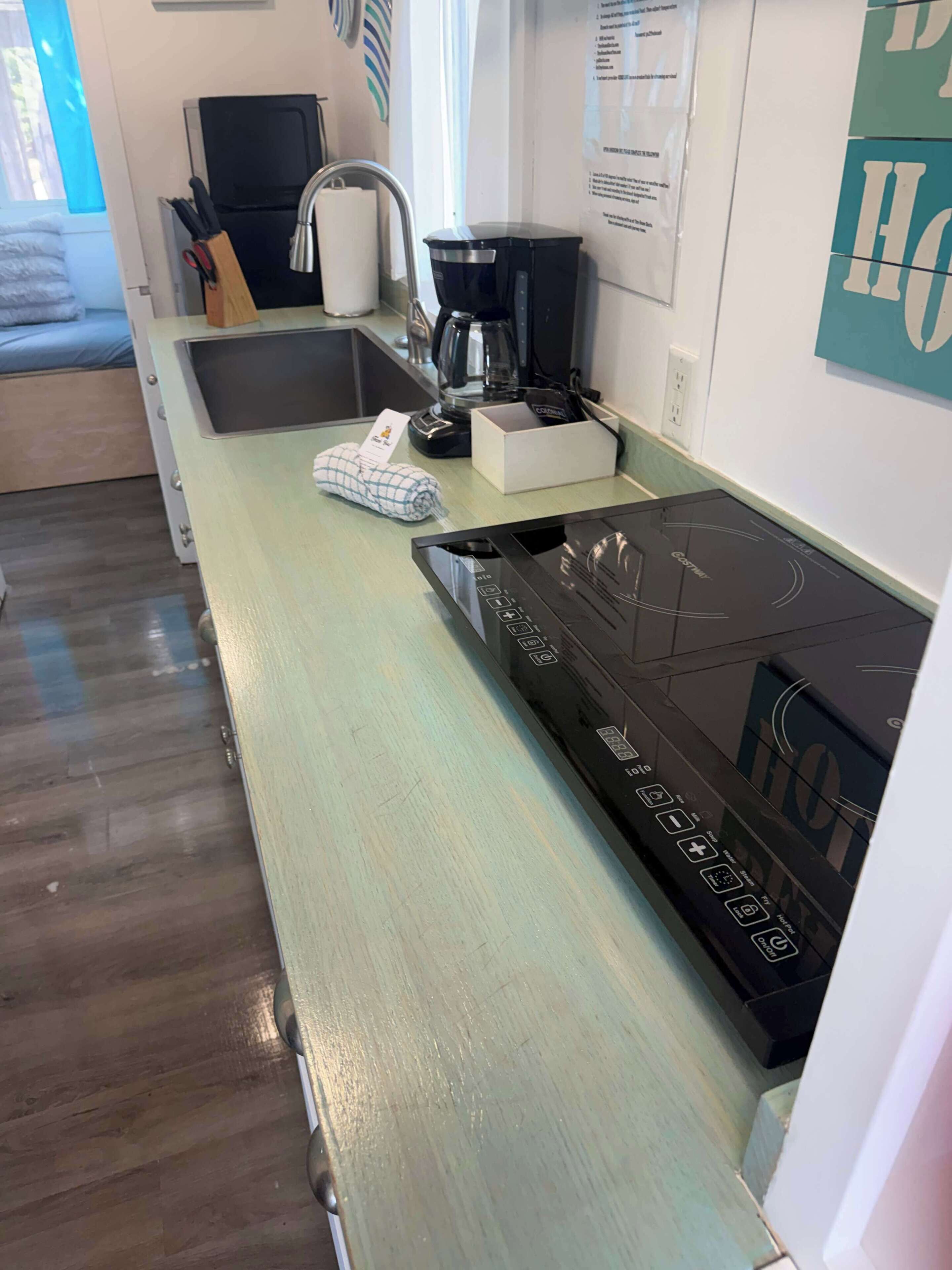 Køleskab, mikrobølgeovn, kogeplade, kaffe-/temaskine