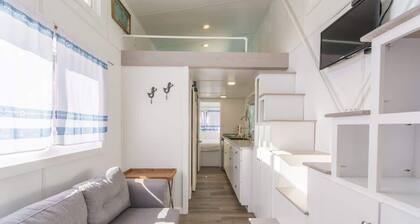 Aqua Oasis- Tiny House sleeps 4 & Pet friendly