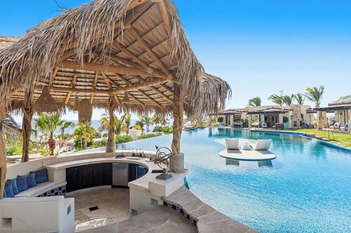 Luxury Villa on Sprawling Property - Gym & Big Pool. 2-min Walk to Beach, 5-min Taxi to DT Cabo