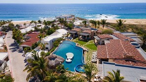 A heated pool - Luxury Villa on Sprawling Property - Gym & Big Pool. 2-min Walk to Beach, 5-min Taxi to DT Cabo (Cabo San Lucas)