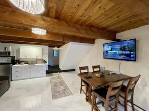 Dining - Waterfront | Hot Tub | Firepit | King Bed - 6H (Ucluelet)