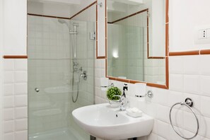 Een douche, een haardroger, een bidet, handdoeken