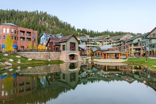 Top Floor Slopeside Condo. Shared Hot Tub, Cozy Fireplace