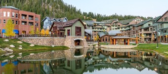 Passeggiata alle piste da questa 1 camera da letto a Founders Point con viste incredibili !!