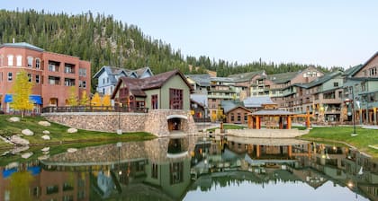 Top Floor Slopeside Condo. Shared Hot Tub, Cozy Fireplace