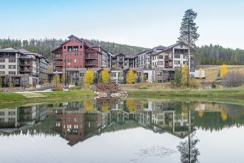 Top Floor Slopeside Condo: Stunning Views, Shared Hot Tub, Cozy Fireplace
