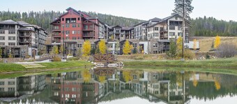 Top Floor Slopeside Condo: Stunning Views, Shared Hot Tub, Cozy Fireplace