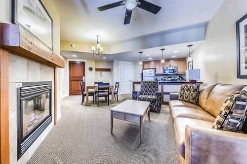 Top Floor Slopeside Condo. Shared Hot Tub, Cozy Fireplace