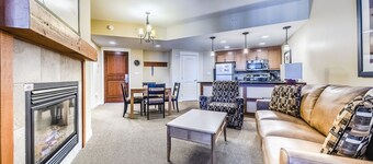 Top Floor Slopeside Condo. Shared Hot Tub, Cozy Fireplace