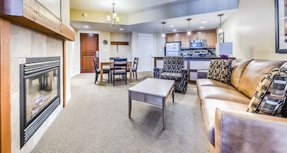 Top Floor Slopeside Condo. Shared Hot Tub, Cozy Fireplace