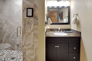Shower, hair dryer, towels - 🌲Timberline C2E Deluxe 2-Bedroom ~Hot Tub~Pool~WiFi~Ski-in/out~Local Shuttle🌲 (Snowmass Village)
