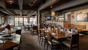 A restaurant with multiple dining tables, chairs, and a bar area. - 🌲Timberline C2E Deluxe 2-Bedroom ~Hot Tub~Pool~WiFi~Ski-in/out~Local Shuttle🌲 (Snowmass Village)