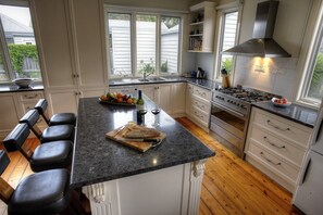 Mikrobølgeovn, ovn, kokeplater og oppvaskmaskin