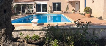 Villa clôturée dans domaine de 1500 m² avec grande piscine