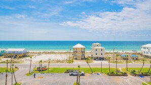 Ein Strandhotel mit Parkplatz, Zugang zum Strand und Meerblick.