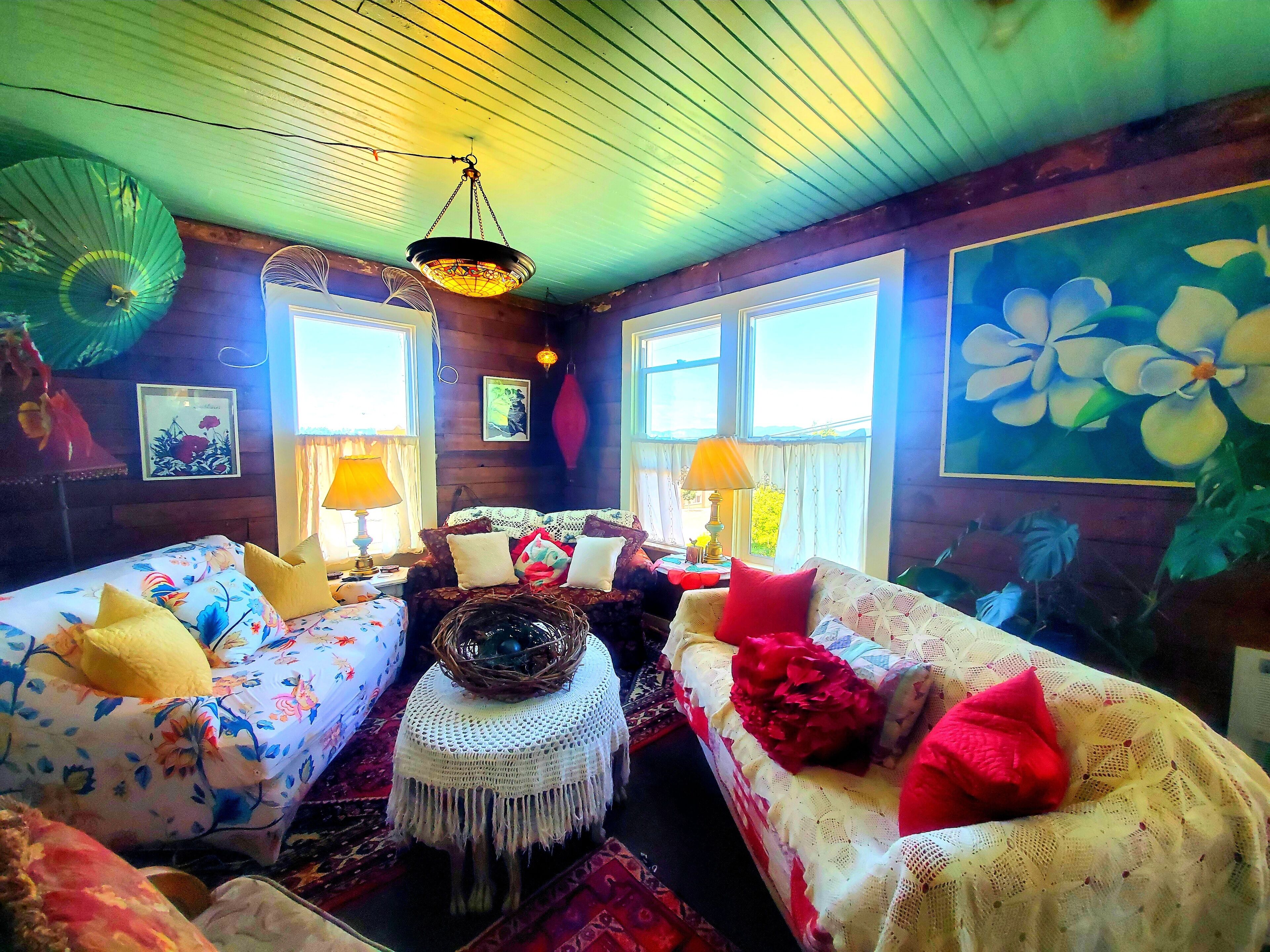 Sparrow's Nest Charming Vintage Apartment with Bay Views