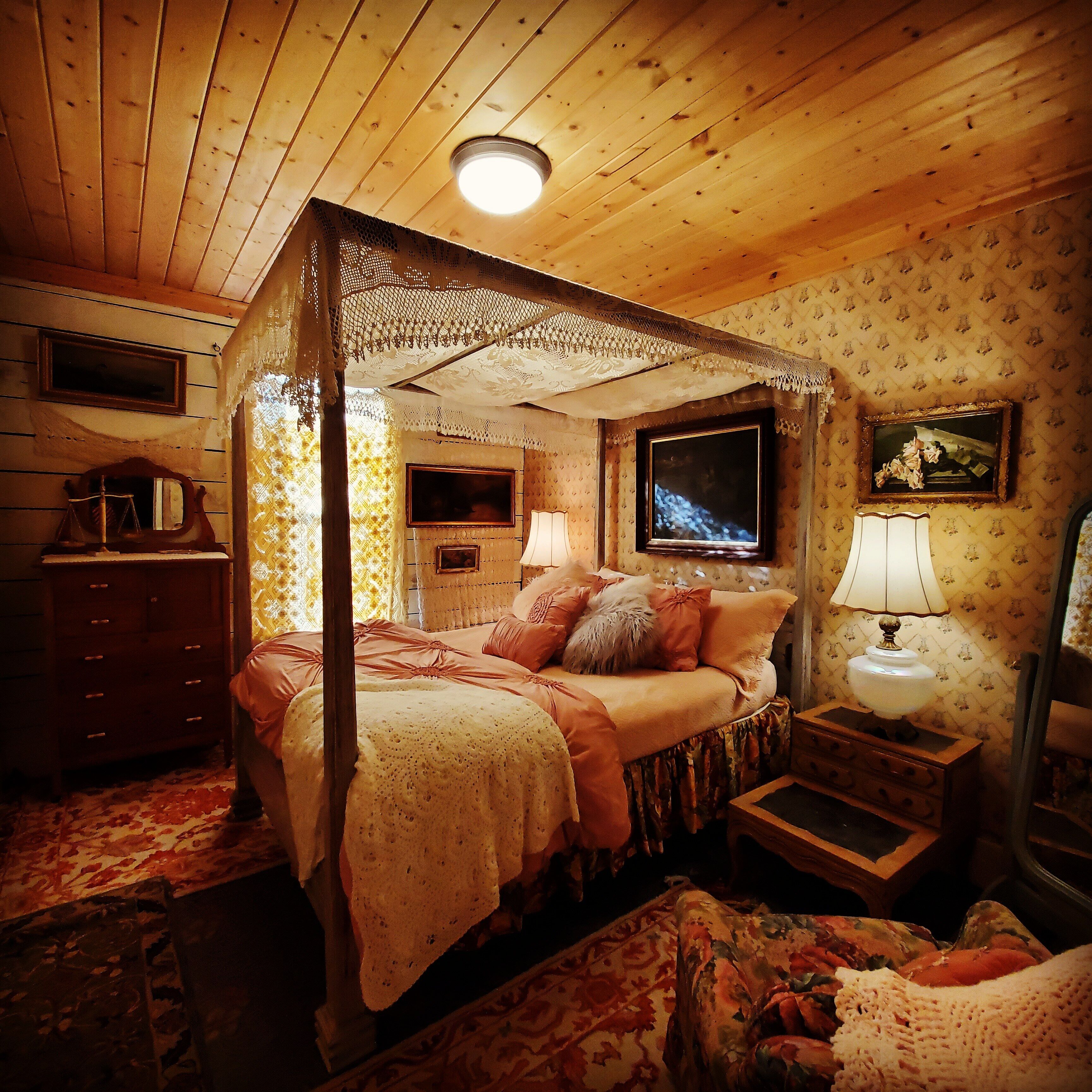 Sparrow's Nest Charming Vintage Apartment with Bay Views