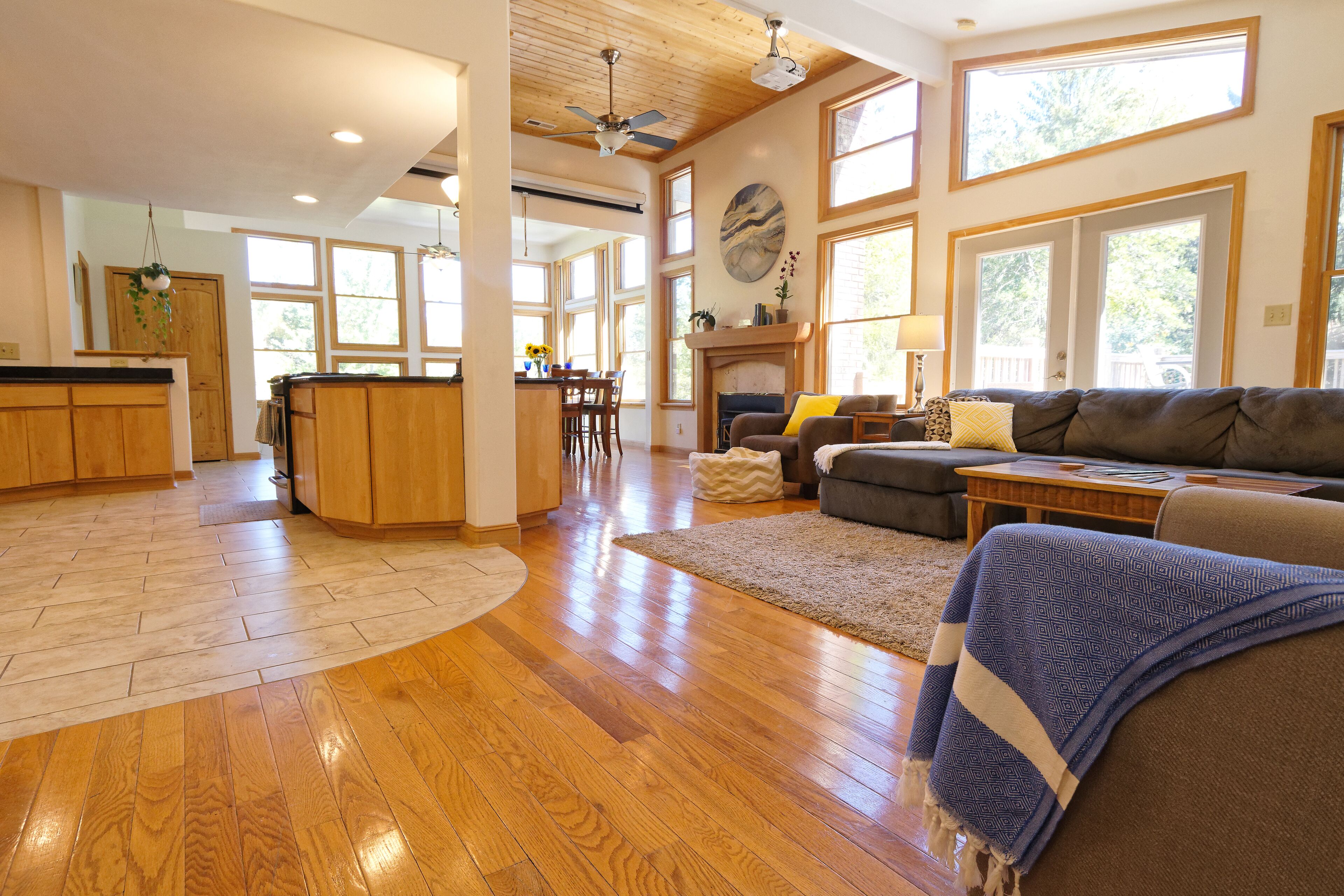 Smart-TV, DVD-Player, Bücher, Stereoanlage