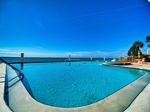 Lämmitetty uima-allas