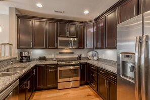 Køleskab, mikrobølgeovn, ovn, kogeplade