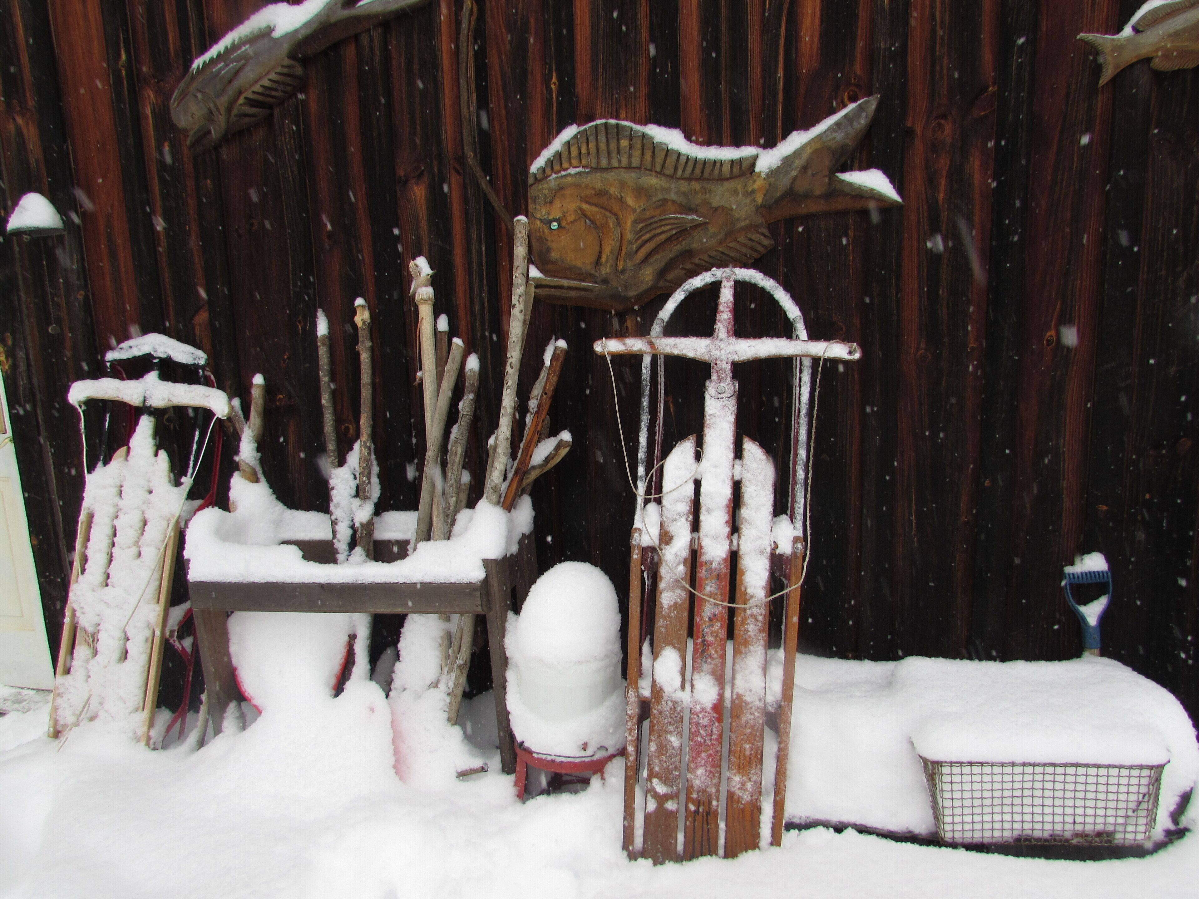  Romantic Pet  Log Cabin with hot tub, waterfall, wifi, gas grill, firepit creek