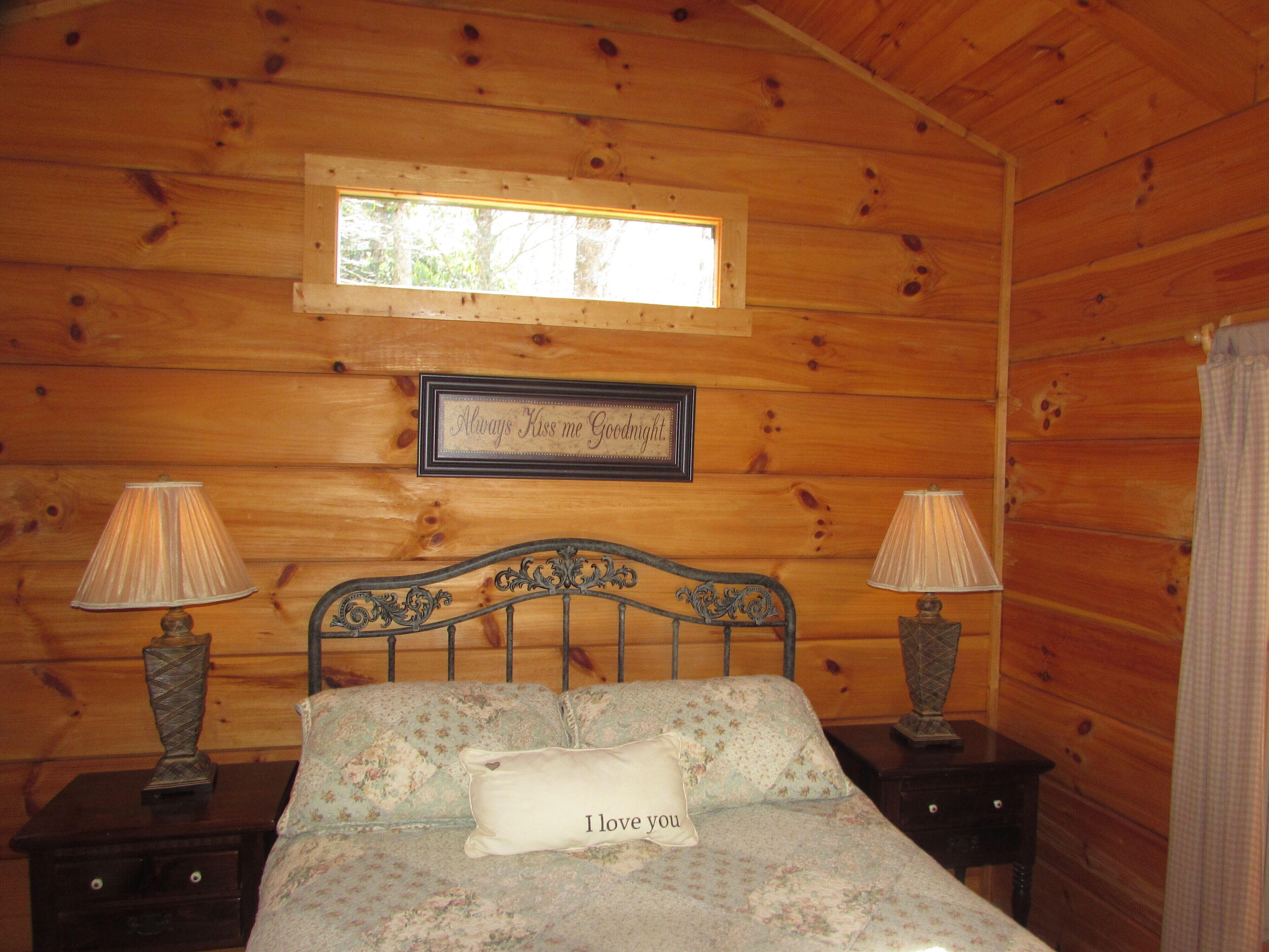  Romantic Pet  Log Cabin with hot tub, waterfall, wifi, gas grill, firepit creek