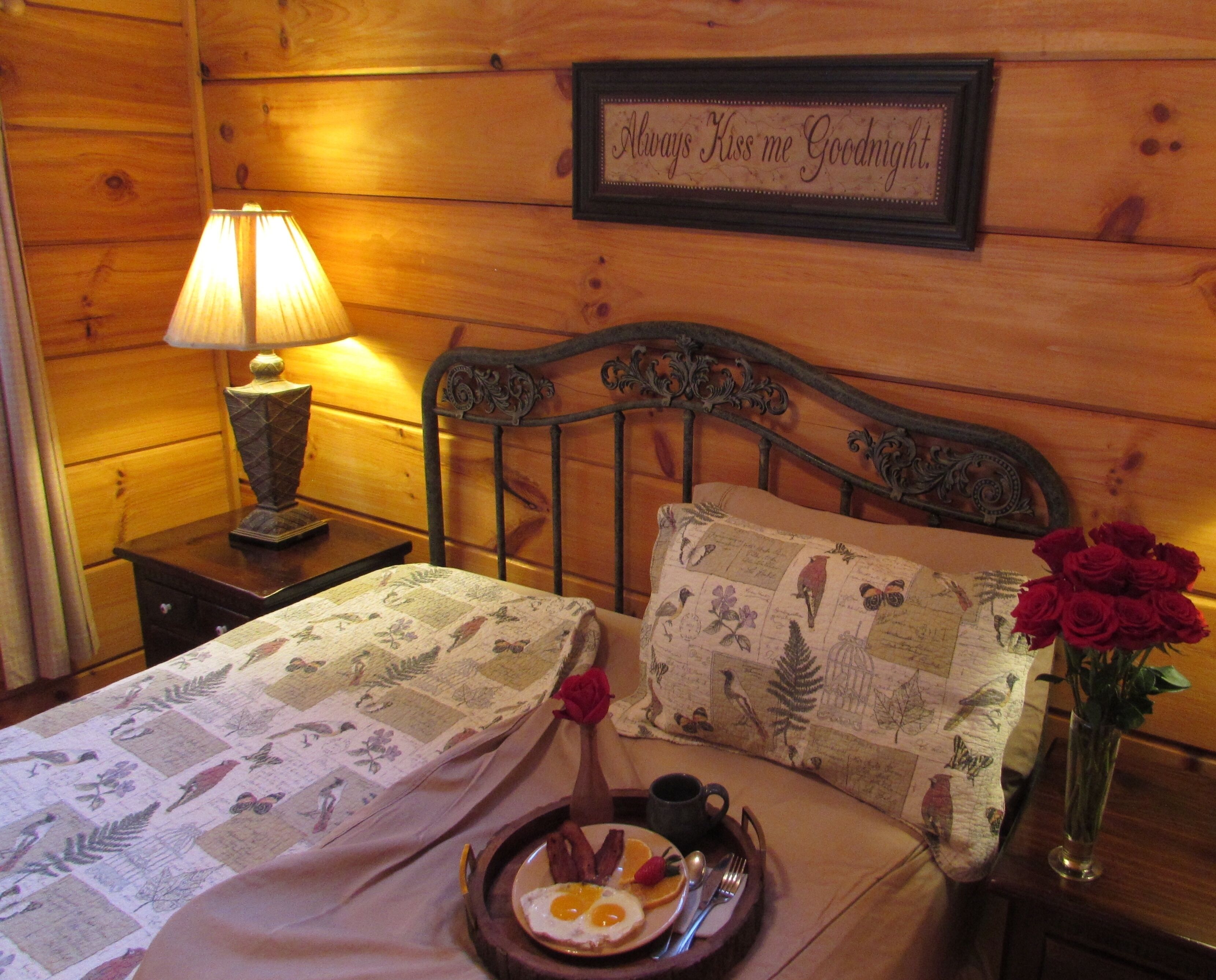 Romantic Pet  Log Cabin with hot tub, waterfall, wifi, gas grill, firepit creek