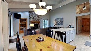 Dining - Timberline D3E Deluxe 3-Bedroom plus Loft ~Hot Tub~Pool~WiFi~Ski-in/out (Snowmass Village)