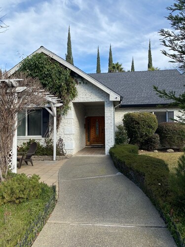 Grand Château. 2 King, 2 Queen beds. Kitchen. Pool. Patio. BBQ.